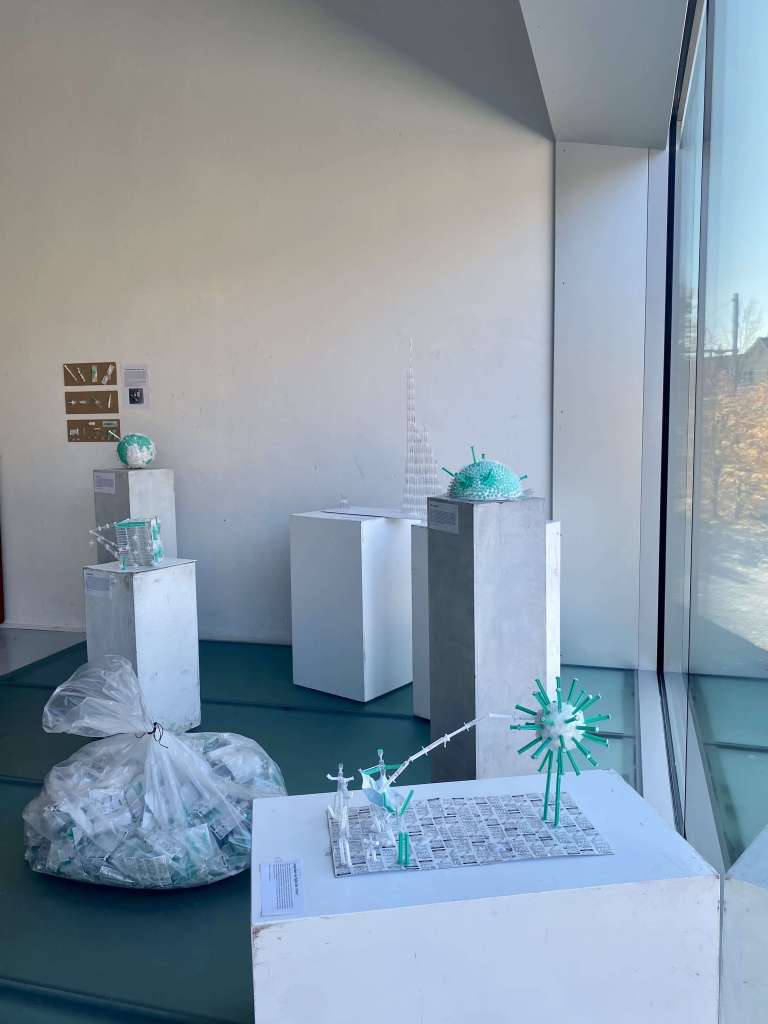 Bilder von einem Kunstprojekt im Fach Bildnerisches Gestalten. 3D-Arbeiten mit nicht gebrauchten Spritzen aus der Covid-Zeit.